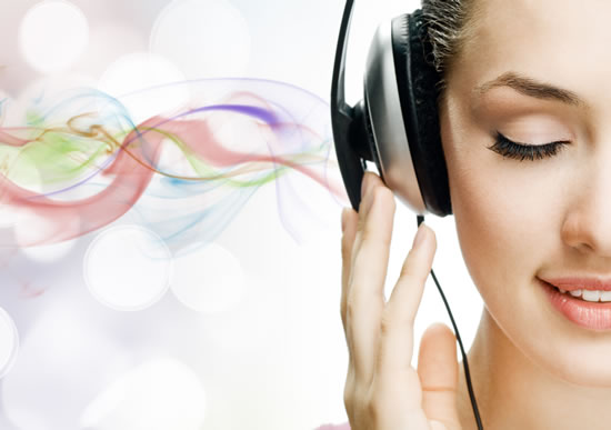 Donna che ascolta musica